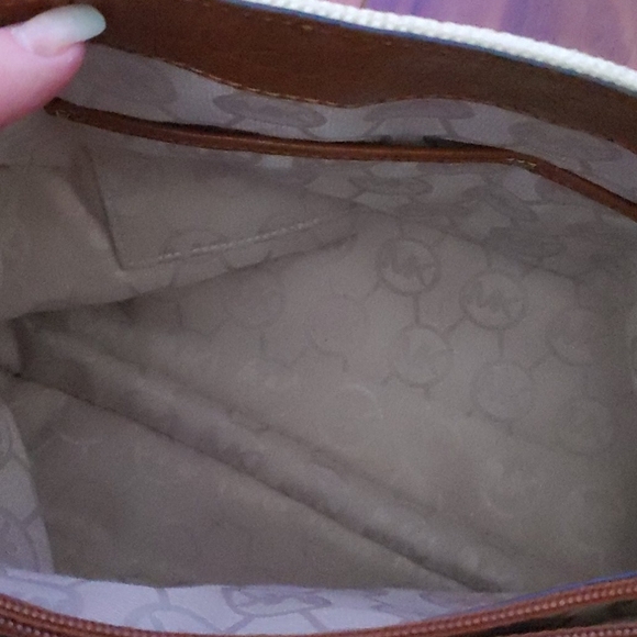 Micheal Kors Purse - Picture 5 of 8